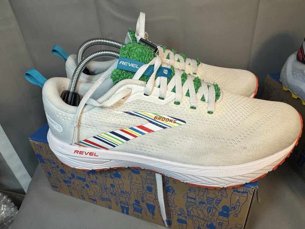 REVEL 6 Brooks running shoes women size 9.5 Excellent condition